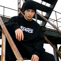 패션 캠페인 비주얼을 위한 녹슨 계단에서의 스트릿웨어 에디토리얼 인물 사진