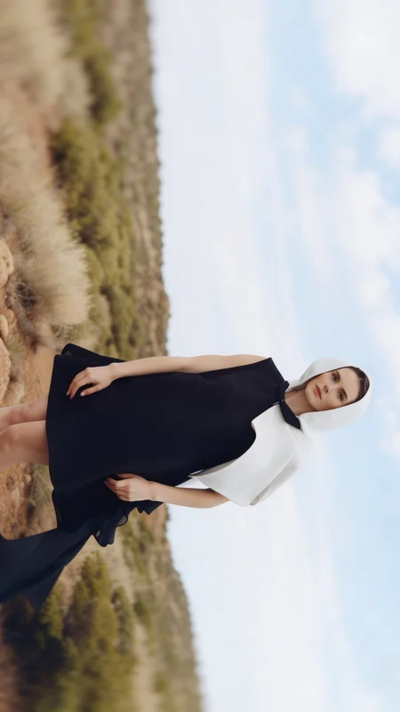 Carrossel editorial de moda em preto e branco gerado por IA, mostrando uma mulher encapuzada em composição desértica assimétrica com qualidade tonal de gelatina de prata de alto contraste em múltiplas variações de quadros 3